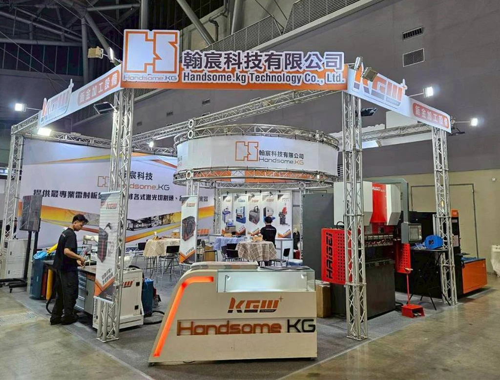 翰宸科技於「2026台灣鈑金雷射應用展」展出AI伺服器鈑金加工全系列設備解決方案,現場展示雷射疊焊機、自動功牙、折彎推料系統與協作手臂焊接等自動化設備,吸引不少業者參觀交流。圖/王妙琴